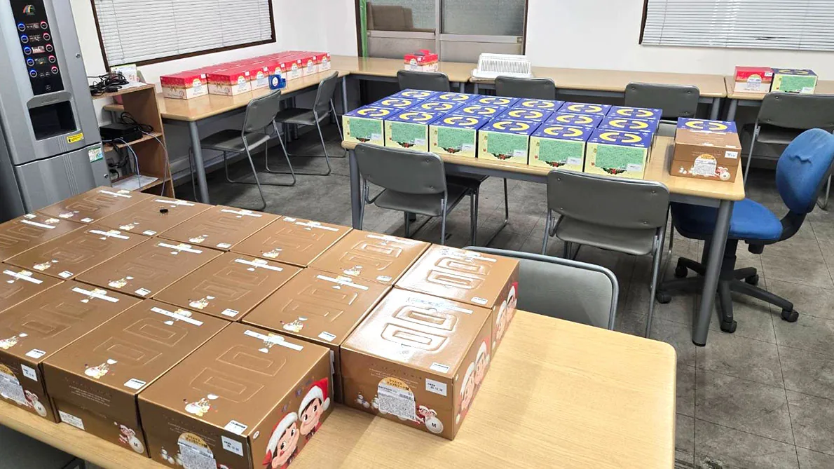社員にプレゼントされたクリスマスケーキの箱