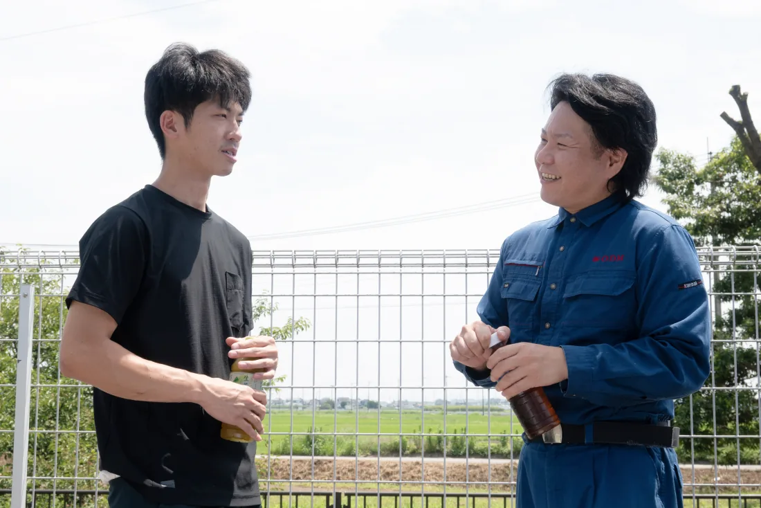 笑顔で談笑する2人の社員